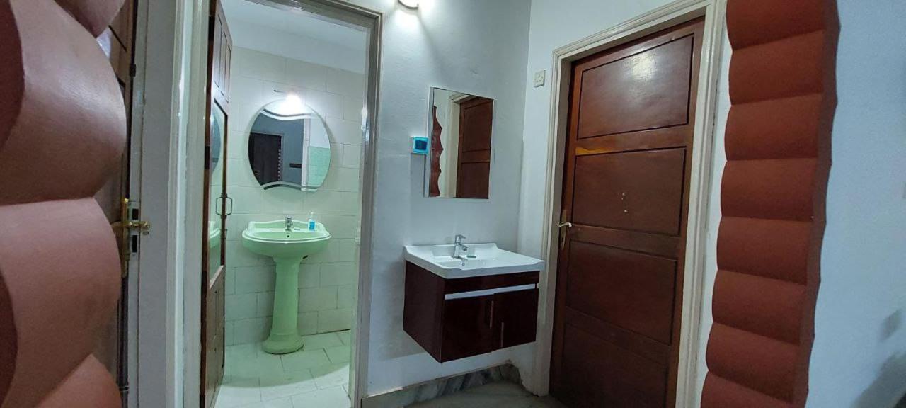 Jinan Palace Guest House Jinan Palace Guest House Nedumbassery Bagian luar foto
